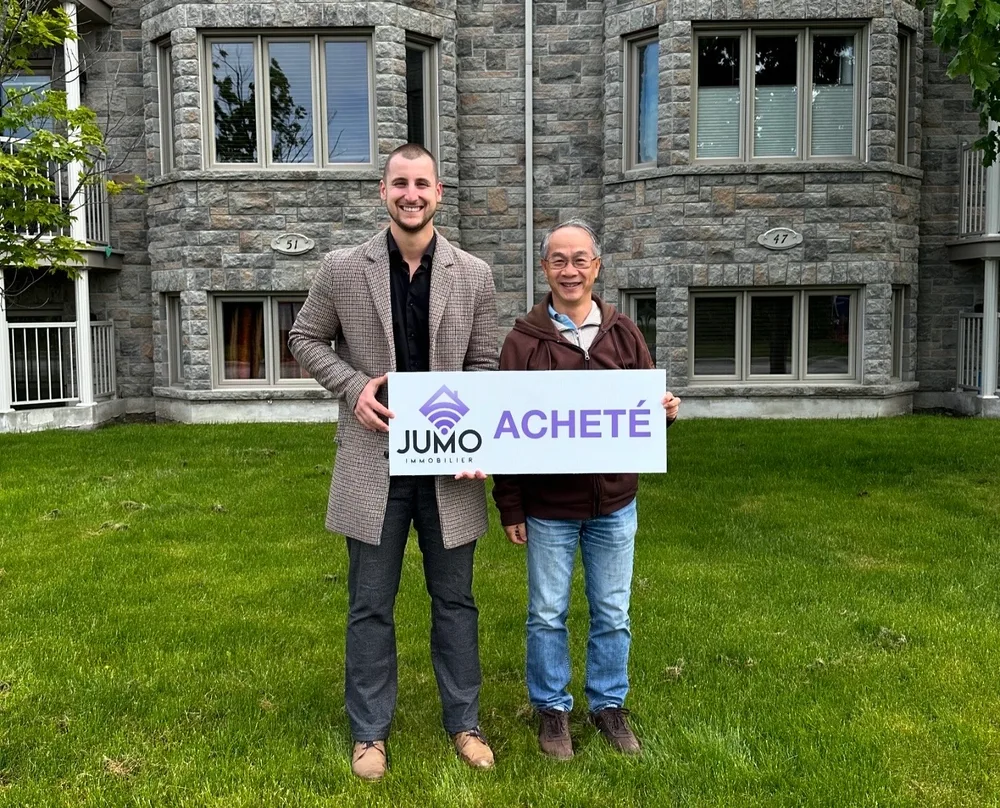 Client de Jumo Immobilier avec la pancarte « Acheté » devant sa propriété à Gatineau